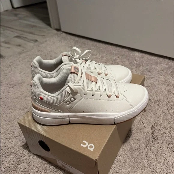 Girls Youth On Cloud The Roger Ivory & Rose Gold Sneakers - Picture 3 of 4